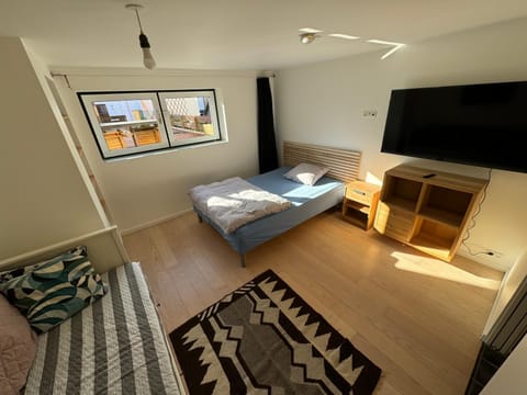 Communal lounge/ TV room, Bed, Living room, Seating area, Evening entertainment, Bedroom
