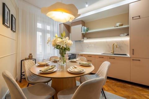 Kitchen or kitchenette, Seating area, Dining area