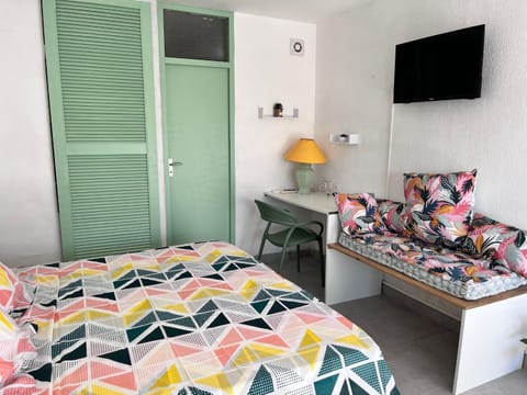 Bed, TV and multimedia, Bedroom