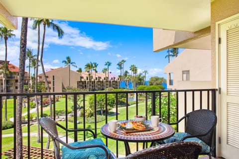 Patio, Day, Garden, Balcony/Terrace, Dining area, Food, Garden view