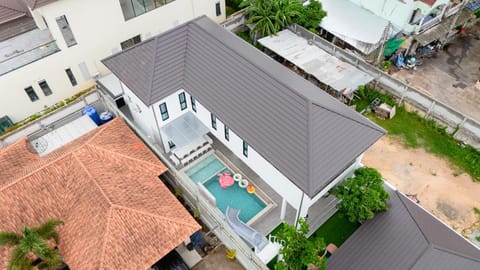 Property building, Day, Pool view, Swimming pool