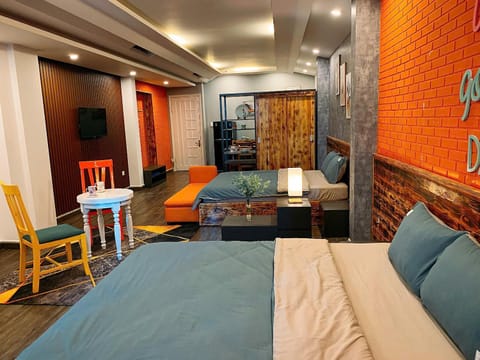 Bed, Living room, Photo of the whole room, Seating area, Bedroom
