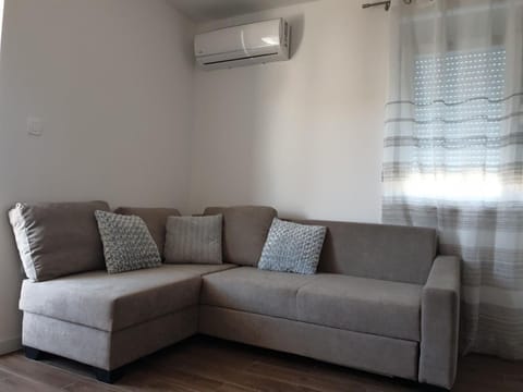 Living room, Seating area, air conditioner