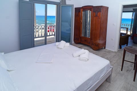 Bed, Photo of the whole room, Bedroom, Sea view, towels, wardrobe