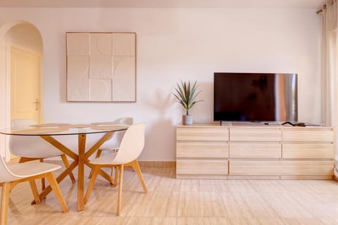 Communal lounge/ TV room, TV and multimedia, Living room, Dining area, Evening entertainment