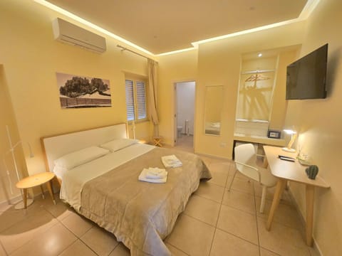 Bed, TV and multimedia, Photo of the whole room, Bedroom, minibar, air conditioner