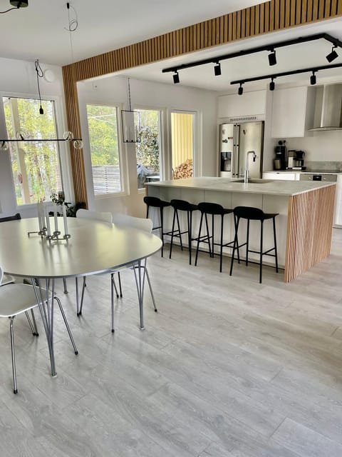Dining area, kitchen