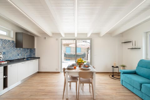 Kitchen or kitchenette, Living room, Seating area, Dining area, pet friendly, stove