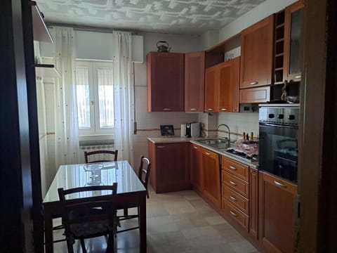 Coffee/tea facilities, Kitchen or kitchenette, Dining area, dishwasher, oven, stove, toaster