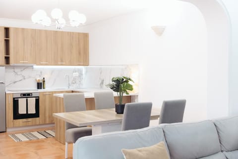 Kitchen or kitchenette, Seating area, Dining area