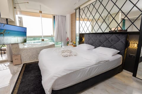 Bedroom, towels