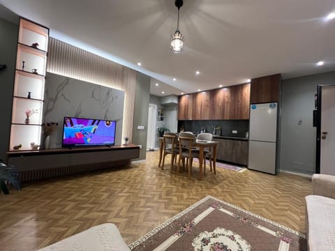 Communal lounge/ TV room, Kitchen or kitchenette, Dining area, Evening entertainment, minibar, oven, stove