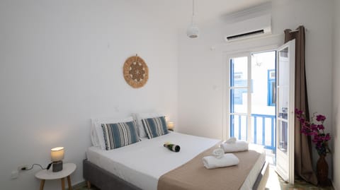 Bed, Balcony/Terrace, Photo of the whole room, Bedroom, towels
