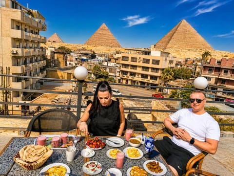 Restaurant/places to eat, View (from property/room), Balcony/Terrace, Dining area, City view, Breakfast