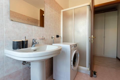 Toilet, Bathroom, towels