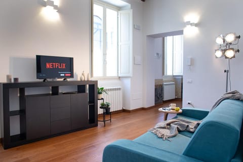 TV and multimedia, Living room, Seating area, Evening entertainment