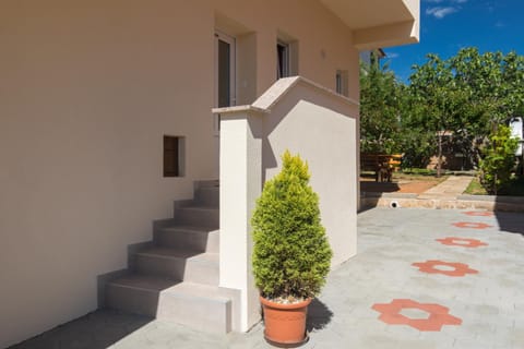 Property building, Day, Garden, Garden view