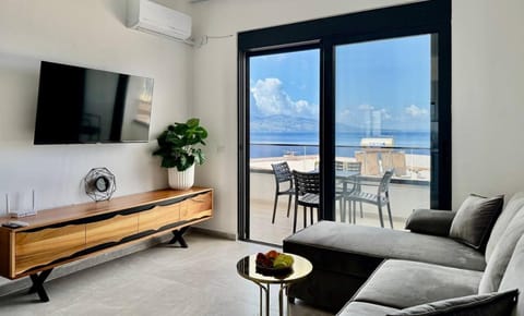 TV and multimedia, Living room, Seating area, Dining area, Evening entertainment, Mountain view