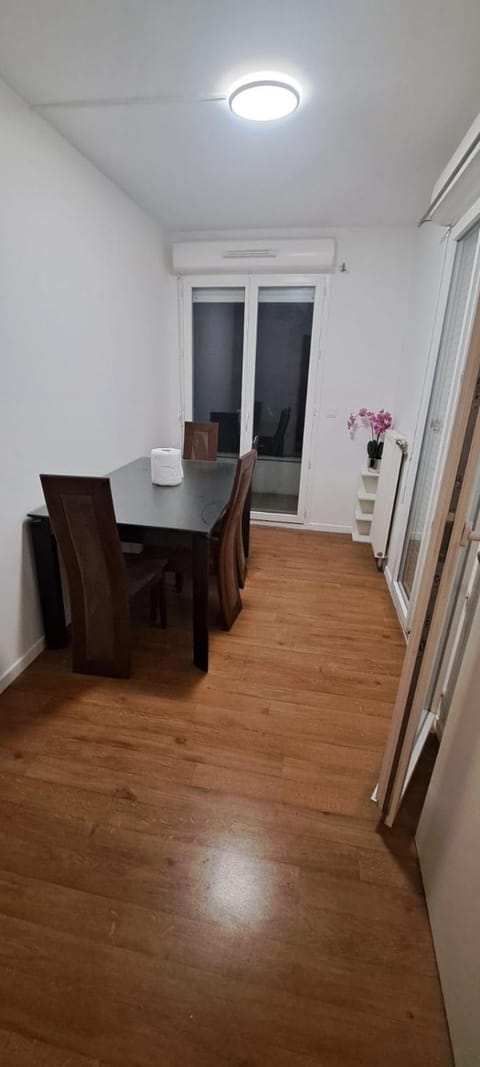 chambre chez raissa , pièces communes partagées Vacation rental in Montigny-le-Bretonneux