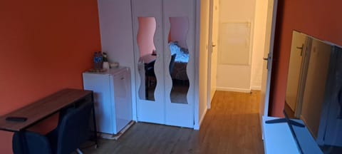 chambre chez raissa , pièces communes partagées Vacation rental in Montigny-le-Bretonneux