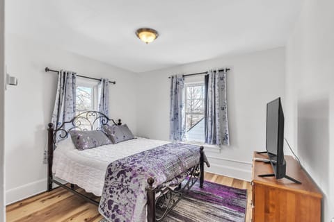 Cozy Getaway with Hot Tub, Patio & Fenced Yard home House in Cleveland Heights