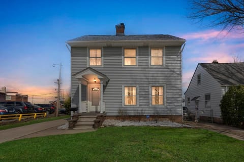 Cozy Getaway with Hot Tub, Patio & Fenced Yard home House in Cleveland Heights