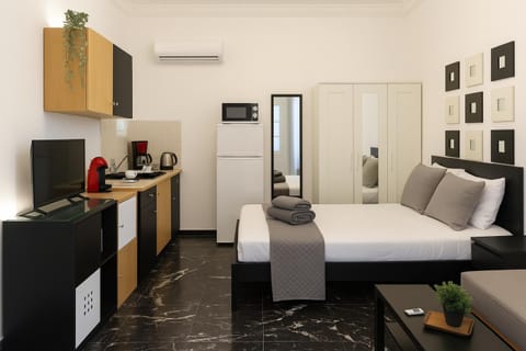 Bed, TV and multimedia, Bedroom