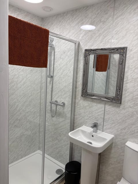 Shower, Toilet, towels