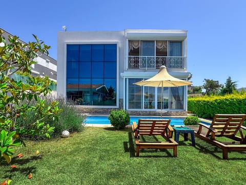 Property building, Patio, Spring, Day, Garden, Garden view, Pool view, Swimming pool, sunbed