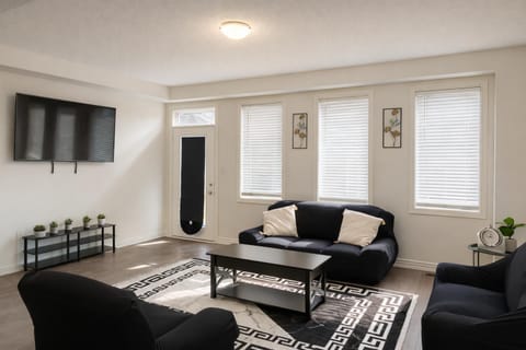 Communal lounge/ TV room, TV and multimedia, Living room, Seating area, Evening entertainment, air conditioner