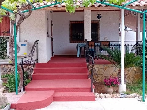 Property building, Patio, Facade/entrance, Balcony/Terrace