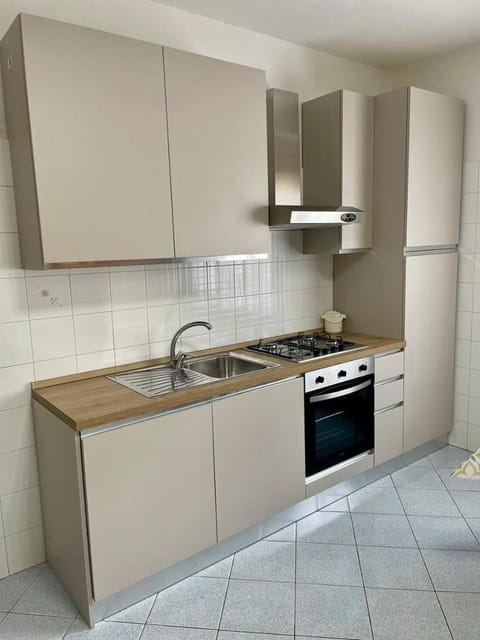 Kitchen or kitchenette, dishwasher, stove