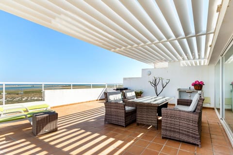 Natural landscape, View (from property/room), Balcony/Terrace, Seating area, Dining area, Sea view