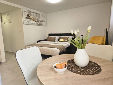 Bed, Seating area