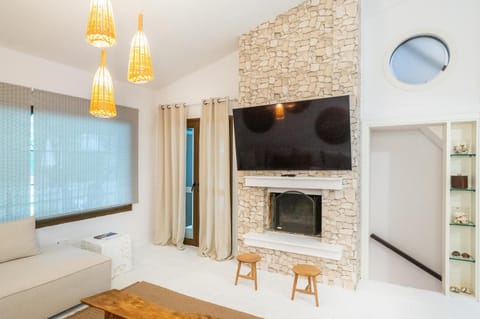 TV and multimedia, Living room, Seating area, fireplace