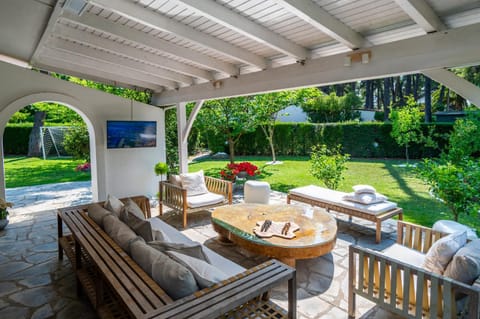 Summer, Garden, Garden, TV and multimedia, Living room, Seating area, Garden view, Garden view