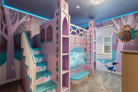 10 BR Home, Themed Rooms, Private Pool, in New Windsor Cay Resort House in Four Corners