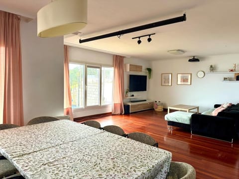 Bascuas beach house with ocean views House in O Morrazo