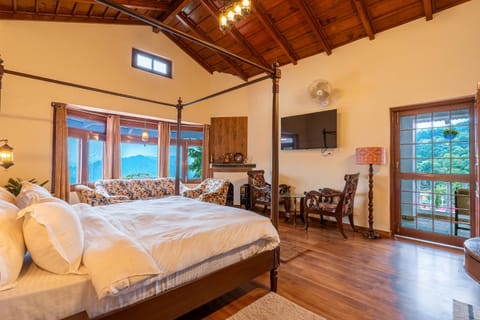 Communal lounge/ TV room, Bed, TV and multimedia, Photo of the whole room, Evening entertainment, Bedroom, fireplace