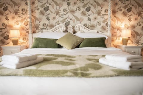 Bed, Bedroom, towels