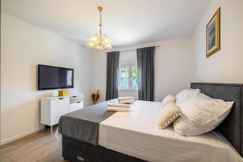 Bed, TV and multimedia, Photo of the whole room, Bedroom, towels