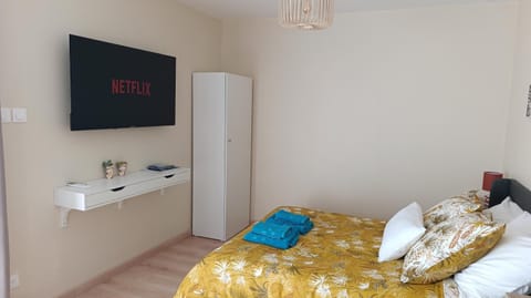 Studio climatisé-terrasse-Netflix-jardin à 10 min de Cassis House in Carnoux-en-Provence