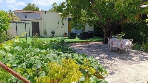 Studio climatisé-terrasse-Netflix-jardin à 10 min de Cassis House in Carnoux-en-Provence