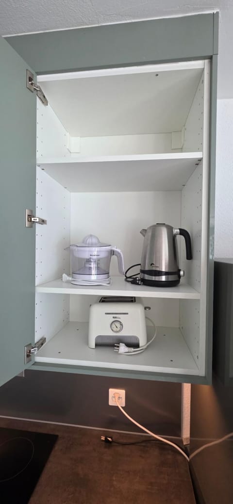 Kitchen or kitchenette, minibar