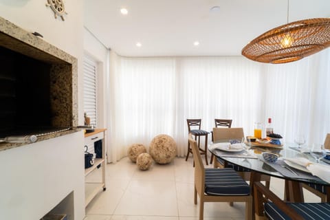 Food and drinks, Seating area, Food, Drinks, minibar