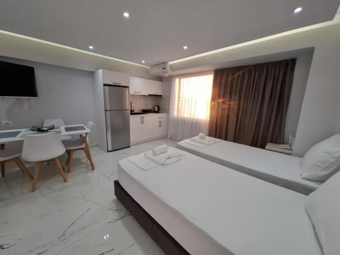 Kitchen or kitchenette, Dining area, Bedroom