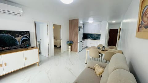 Communal lounge/ TV room, TV and multimedia, Living room, Seating area, air conditioner