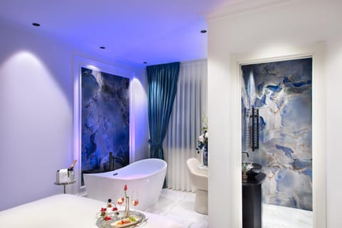 Bed, Hot Tub, Bathroom, Photo of the whole room, Decorative detail, Bedroom