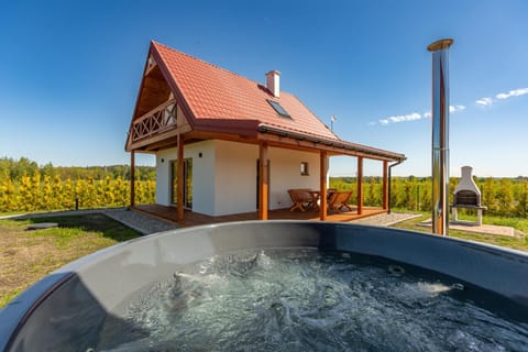Property building, Day, Natural landscape, Garden, Hot Tub, Garden view, Pool view, Swimming pool