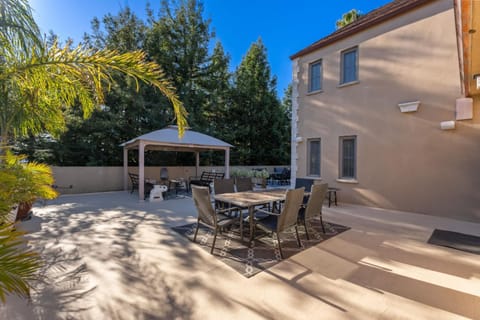 Property building, Patio, Spring, Day, Garden, Balcony/Terrace, Dining area, Garden view, Location